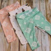 Free baby leggings sewing pattern. Sewing for baby shower gifts. Easy Baby DIY for any occasion made by Coral and co.