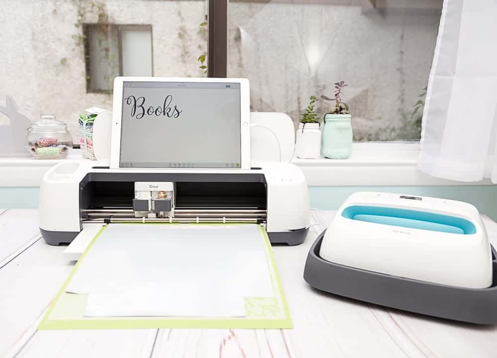 How To Use The Cricut Easy Press and Free Books SVG for Library Bag - Coral  + Co.