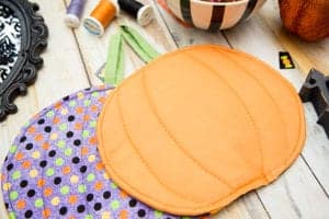 DIY-Pumpkin-pot-holder-tutorial-for-halloween-coral-and-co