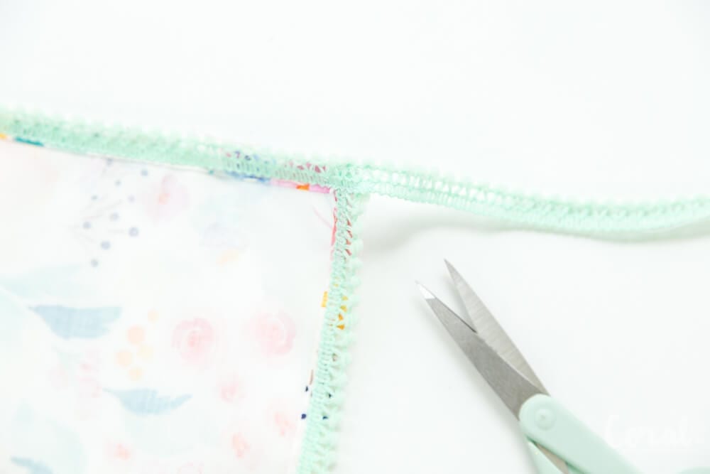 how-to-make-pom-pom-trim-napkins