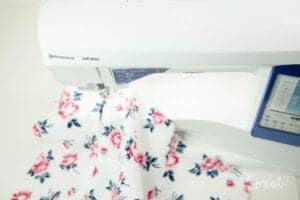 sew-zipper-into-pillow-seam