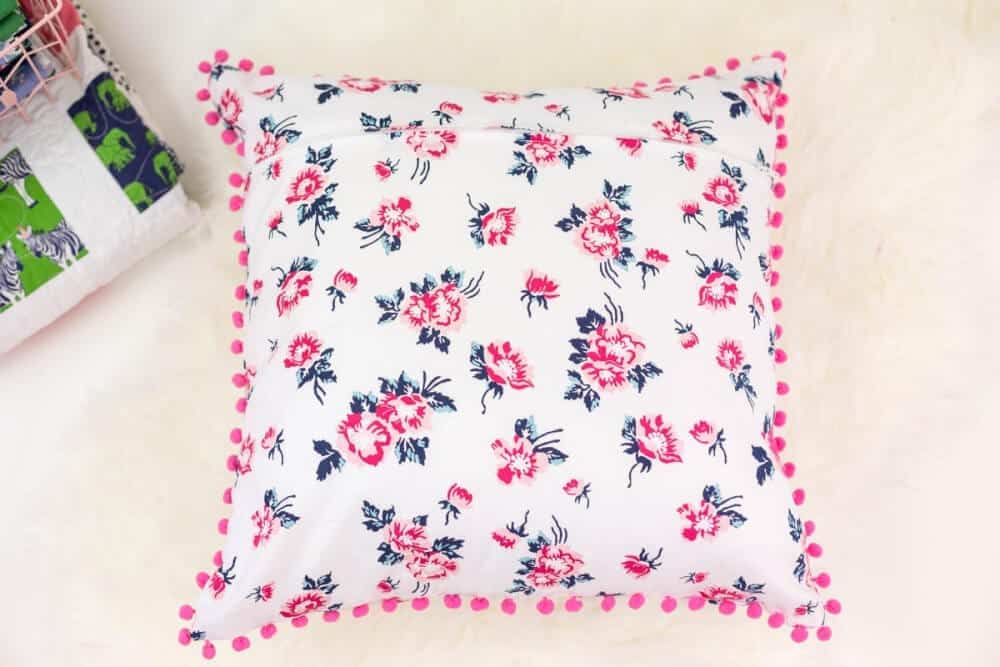 pom-pom-pillow-cover-tutorial