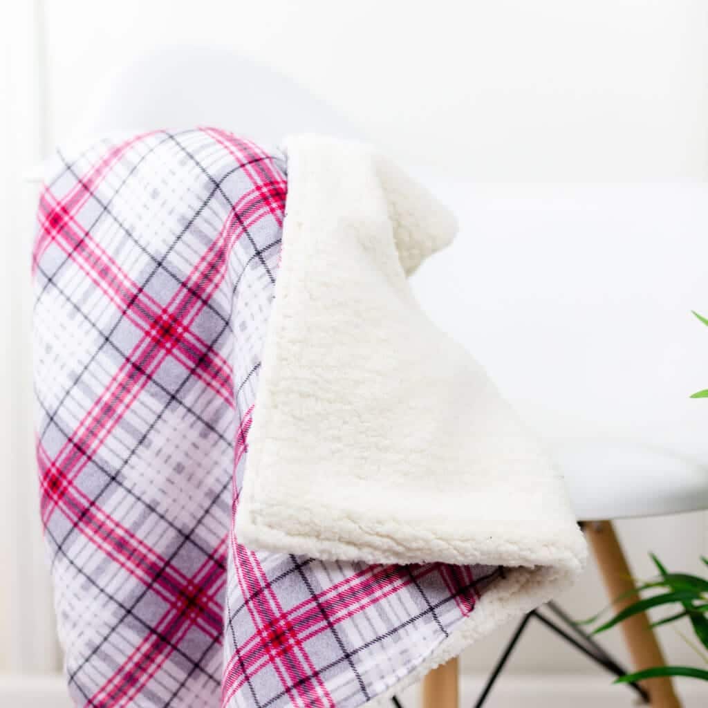 flannel-sherpa-fleece-baby-blanket-diy