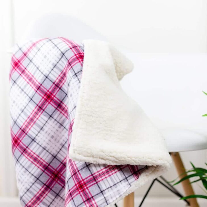 flannel-sherpa-fleece-baby-blanket-diy